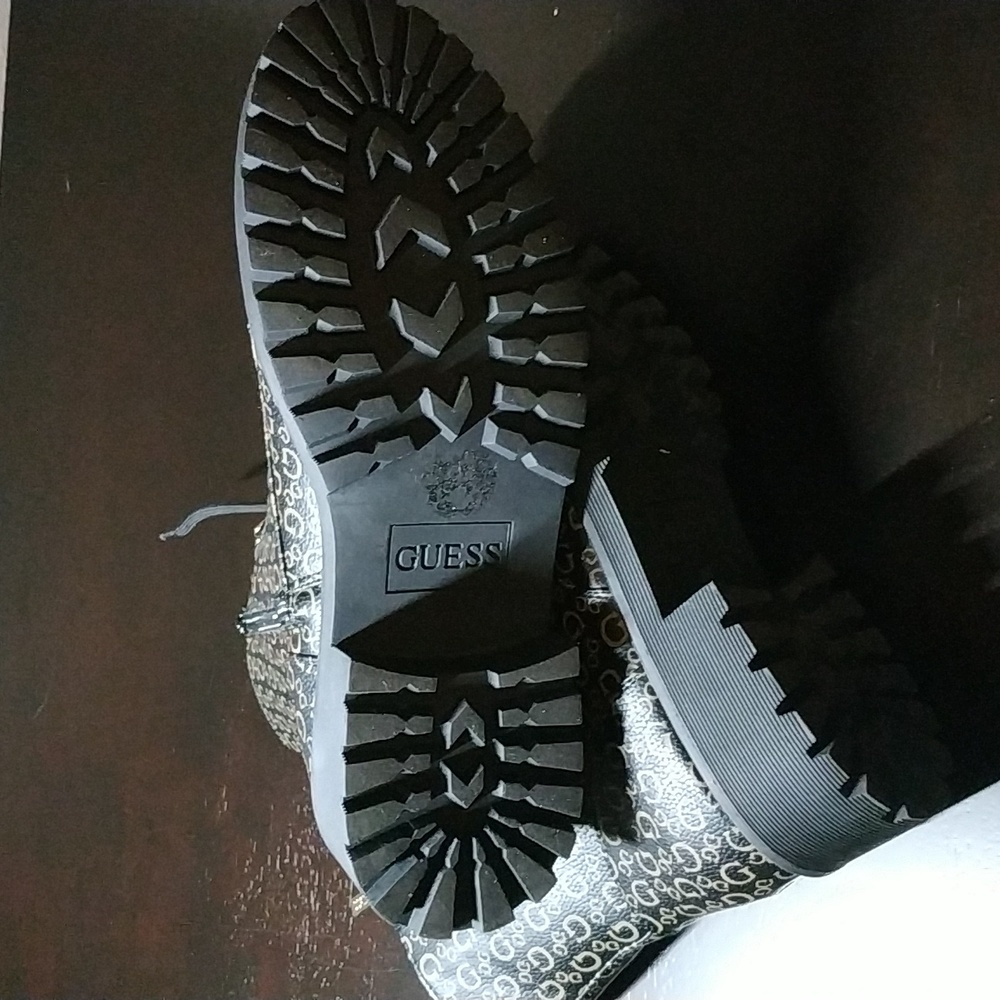 GUESS Size 11 - Picture 6 of 6